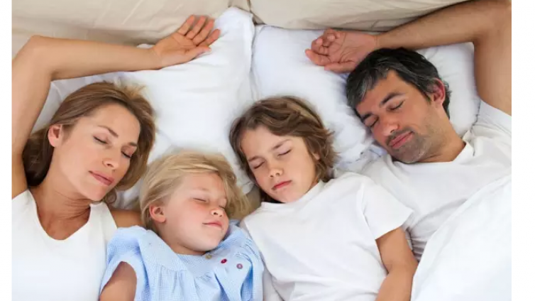 孩子晚上跟谁睡可能影响孩子的性格！别不当回事！